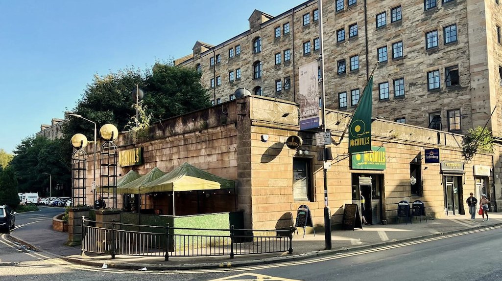 Glasgow's McChuills Music Bar attacked by alleged far-right mob dlvr.it/TD0xVZ