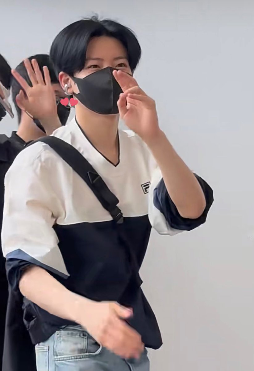 미친것
그럼 둘이 지금 같은 노래를 듣고잇다는 거네? 진짜 뭐하는 짓임?