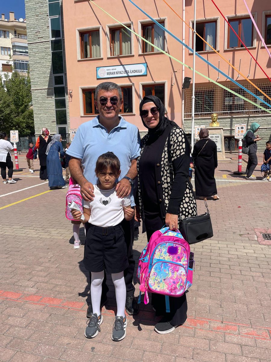 Ailemizin en küçüğü, 4. evladımız Zeynep Hüma  bugün ilkokula başladı. 

Rabbim tüm yavrularımızın geleceklerini aydınlık eylesin. 

Bu vesileyle gözlerimizin nuru olan evlatlarımıza, velilerimize, öğretmenlerimize ve tüm eğitim camiamıza 2024-2025 Eğitim Öğretim Dönemi’nin