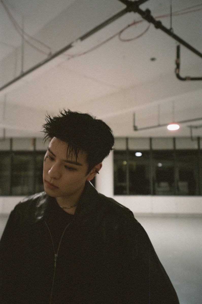 mindisky22's tweet image. I actually tripped seeing these. Don't walk and scroll, people. Kim Seungmin with those shoulders and short hair is a safety hazard.