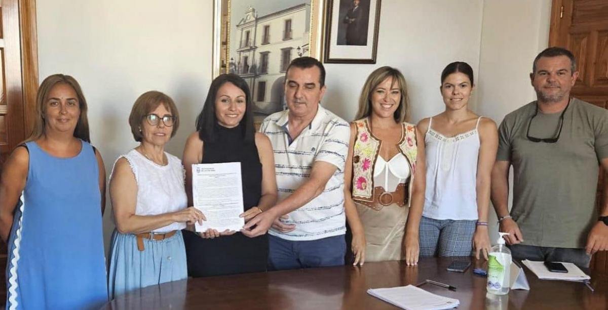✍️Firmamos el primer convenio colectivo del Ayuntamiento de Los Corrales, #Sevilla.

📄Más de medio centenar de trabajadores y trabajadoras consolidarán derechos fundamentales y tendrán importantes beneficios.

💪#CCOOSirve

▶️acortar.link/JE7HSe
