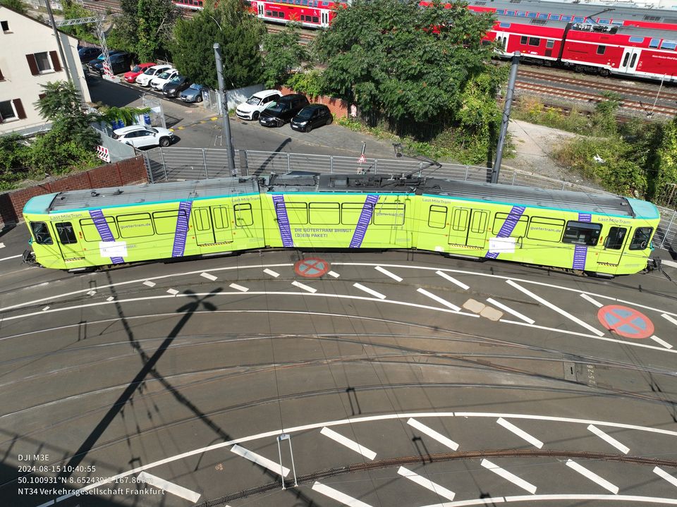 Nachhaltigere Paketzustellung in Frankfurt! Amazon testet die „LastMileTram“ 🚋📦  Ein wichtiger Schritt auf unserem Weg, bis 2040 in allen Bereichen CO2-neutral zu sein! 🌍

Mehr dazu: aboutamazon.de/news/logistik-…

📷: VGF