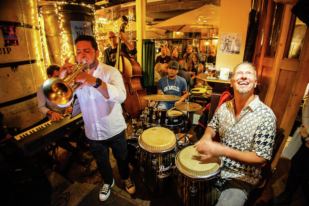 Liefhebber van live muziek? Waarom dan niet op maandagavond! Volgende week maandag is het @prinsjesnach en geniet je op maandagavond van optredens kriskras door de stad. 👑