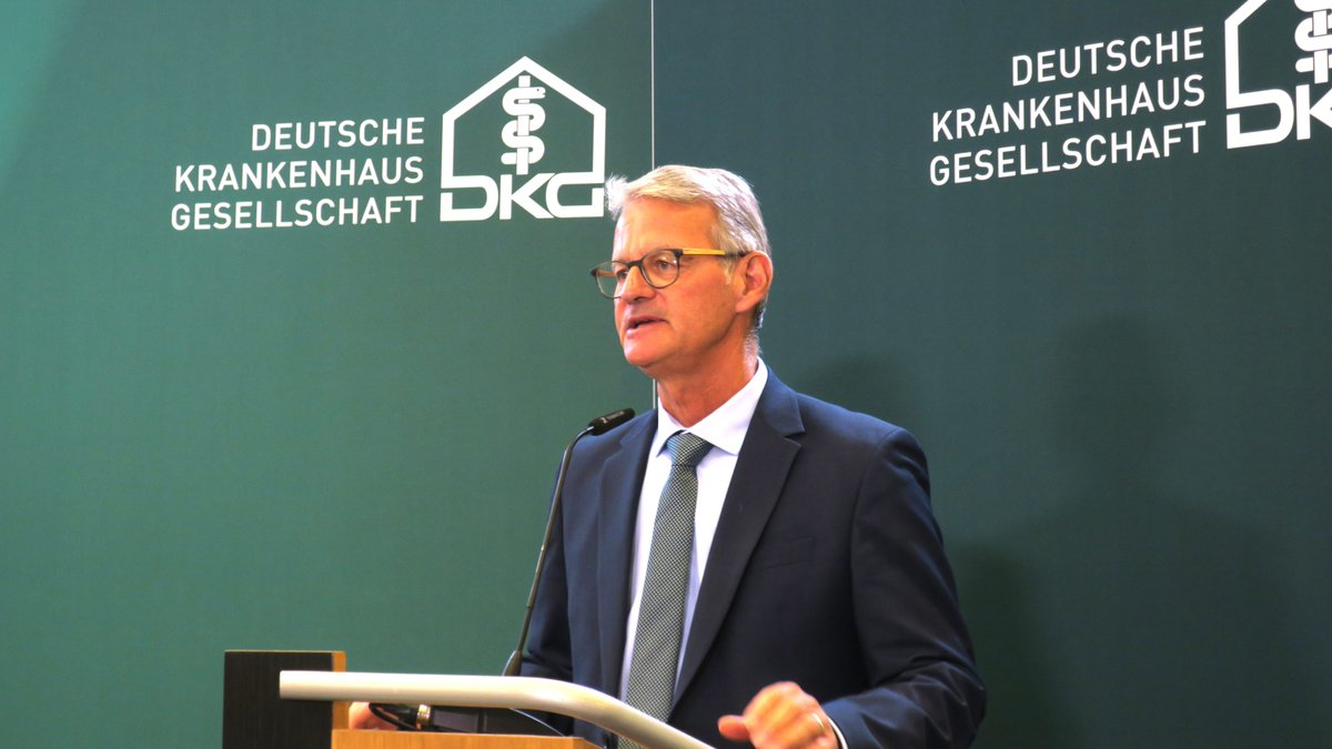 "Wir brauchen eine #Krankenhausreform, die mit tragfähigen und nachhaltigen Kompromissen einen echten Fortschritt für die Pat. bringt. Nein, wir sind nicht gegen eine Krankenhausreform." Dr. Gerald Gaß auf dem #Krankenhausgipfel 2024, jetzt live auf dkgev.de