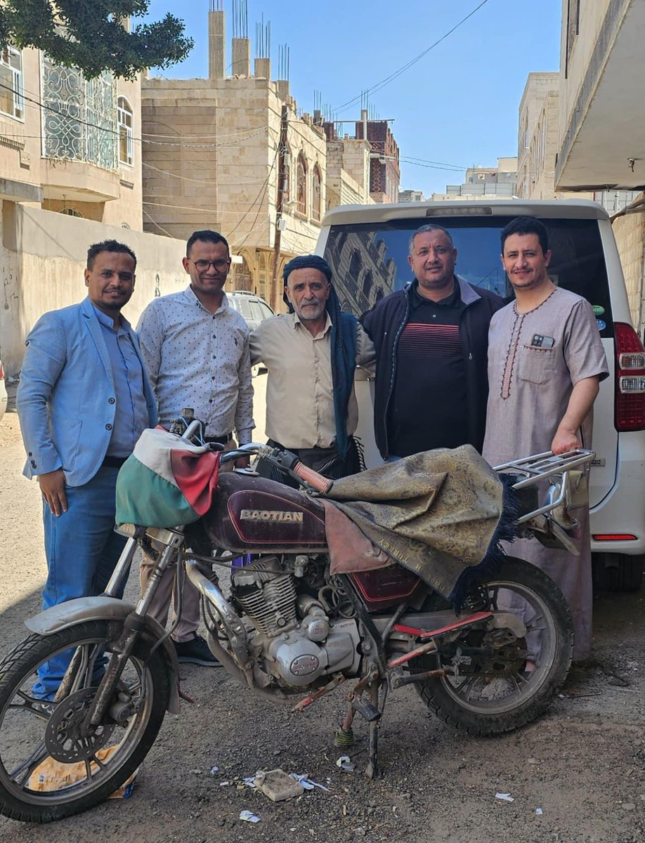 استجابة لمناشدتنا بخصوص الكابتن يحي جعرة نجم المنتخبات الوطنية ونادي أهلي صنعاء المسجون على ذمة إيجارات بيت ، بنك الكريمي للتمويل الأصغر الإسلامي زار الكابتن قبل لحظات :

🔻سلموا الايجارات المتراكمة السابقة لسنة 
🔻خرجوا الدراجة النارية المحجوزة على ذمة الايجارات
🔻دفعوا ايجارات