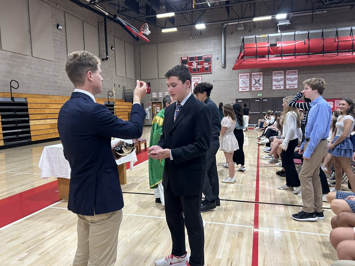Yesterday was a special day as we welcomed the #Classof2027 and their families for MANRESA Sophomore Convocation. It was a beautiful celebration of faith! #RJPrays #AMDG