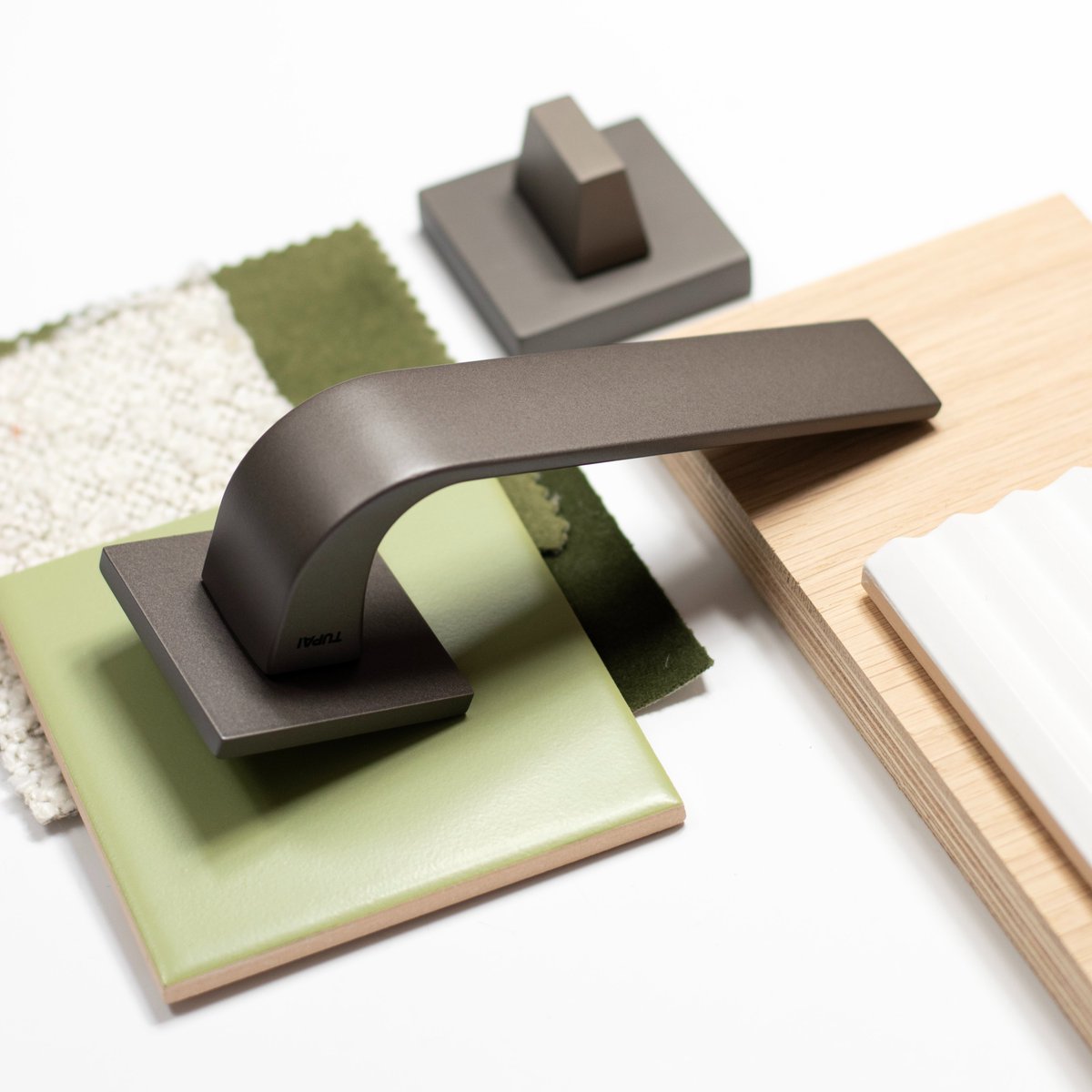 We love this fresh modern scheme using our Turis door handle from our Tupai CurvaLine collection. Want to find out more? Follow the link to explore: atlantichandles.com/range/tupai-ra…

#AtlanticHandles #doorhandles #ironmongery #interiordesign #architecture