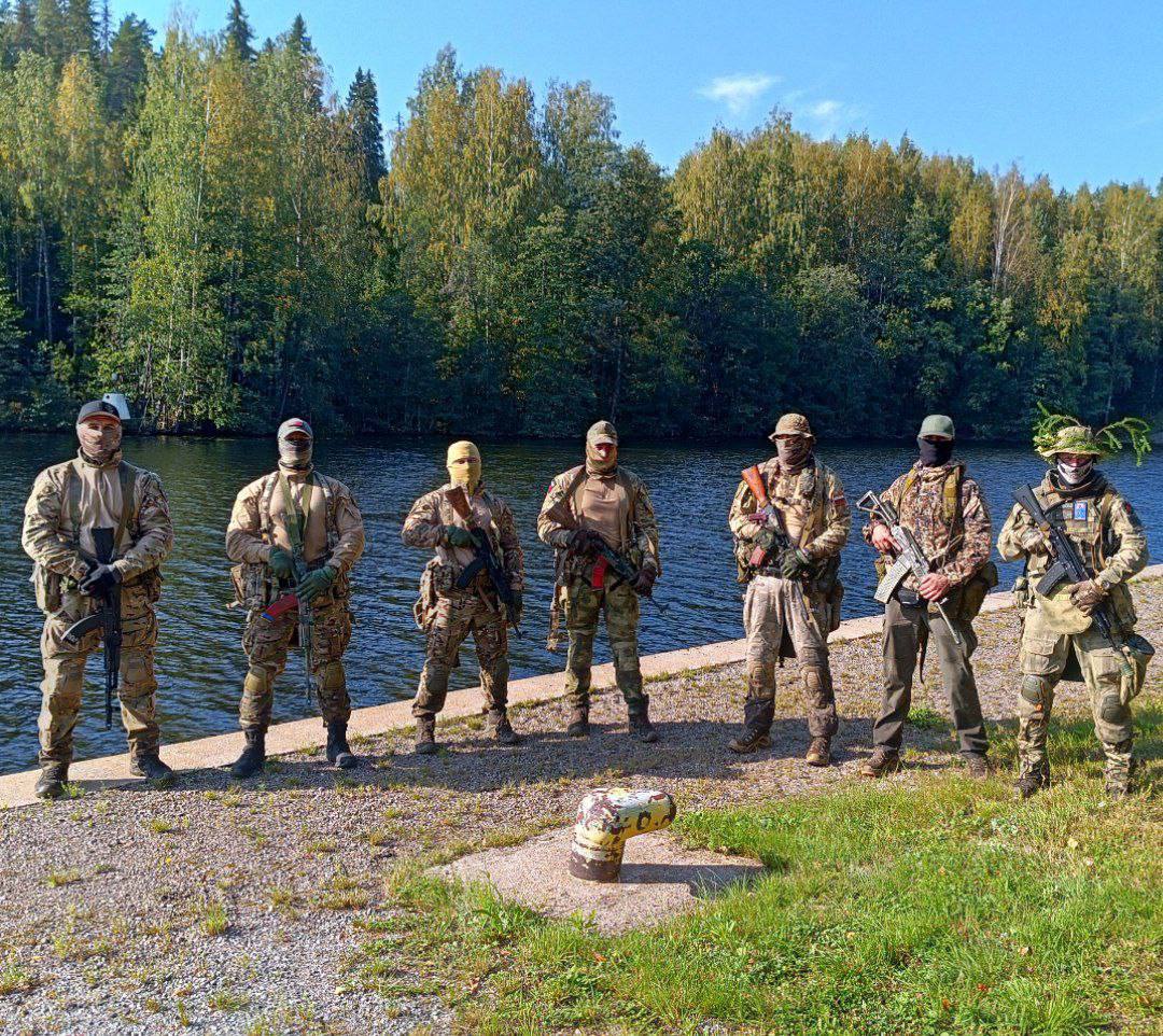 wartranslated's tweet image. The Rusich group announced cooperation with the FSB on the border with Finland. Apparently, the FSB has no problem working with this openly neo-Nazi group.
"The DShRG Rusich officially entered into cooperation with the FSB Border Service for the Northwestern Region of Russia…