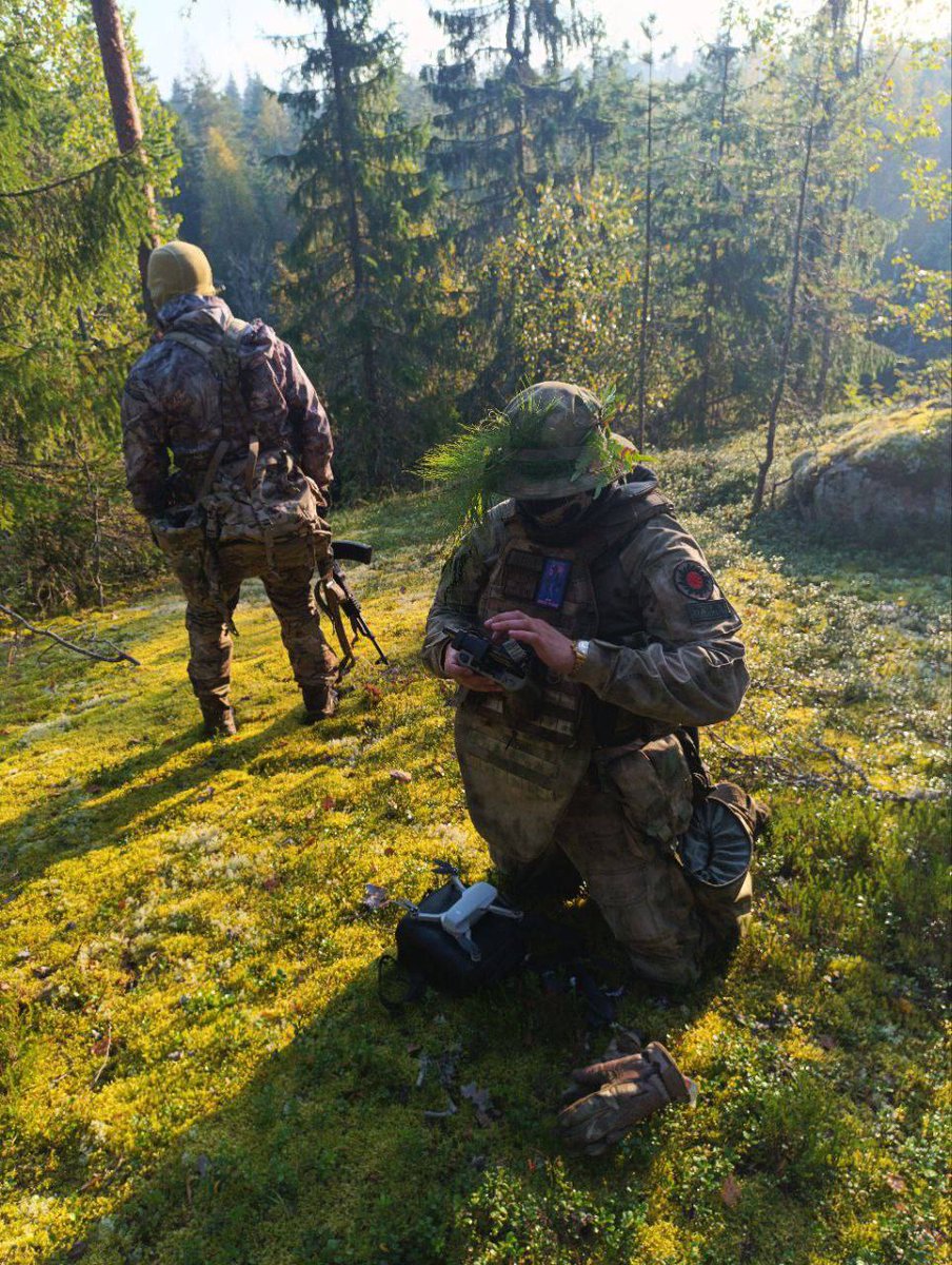 wartranslated's tweet image. The Rusich group announced cooperation with the FSB on the border with Finland. Apparently, the FSB has no problem working with this openly neo-Nazi group.
"The DShRG Rusich officially entered into cooperation with the FSB Border Service for the Northwestern Region of Russia…