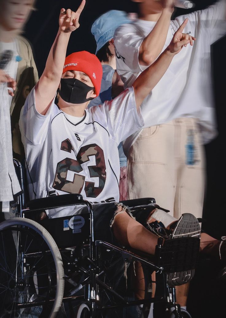 LiNadj04's tweet photo. It's been a year. Further and further he only proves how he's the strongest in both mind and spirit. I just get emotional whenever I remember. Im so proud of you.  ❤️ @pledis_17 #SCOUPS https://t.co/SbzjErous3
