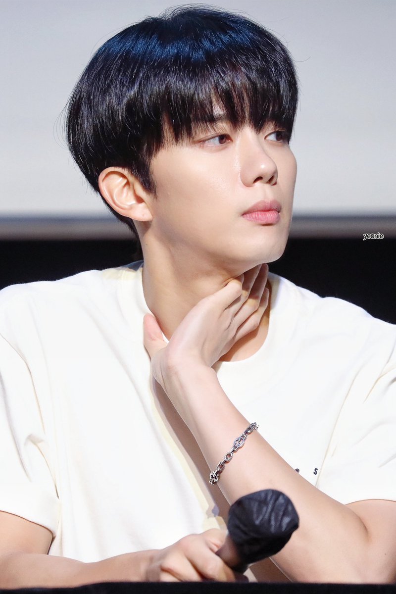 yeonie530_baby's tweet photo. 영재 목을 움켜쥐는 동작마다 내 시선을 사로잡는다…
팔 라인이 정말 예쁘고 잘생긴 얼굴있어서 모르게 취하게 했다… https://t.co/soKoTiEOzX