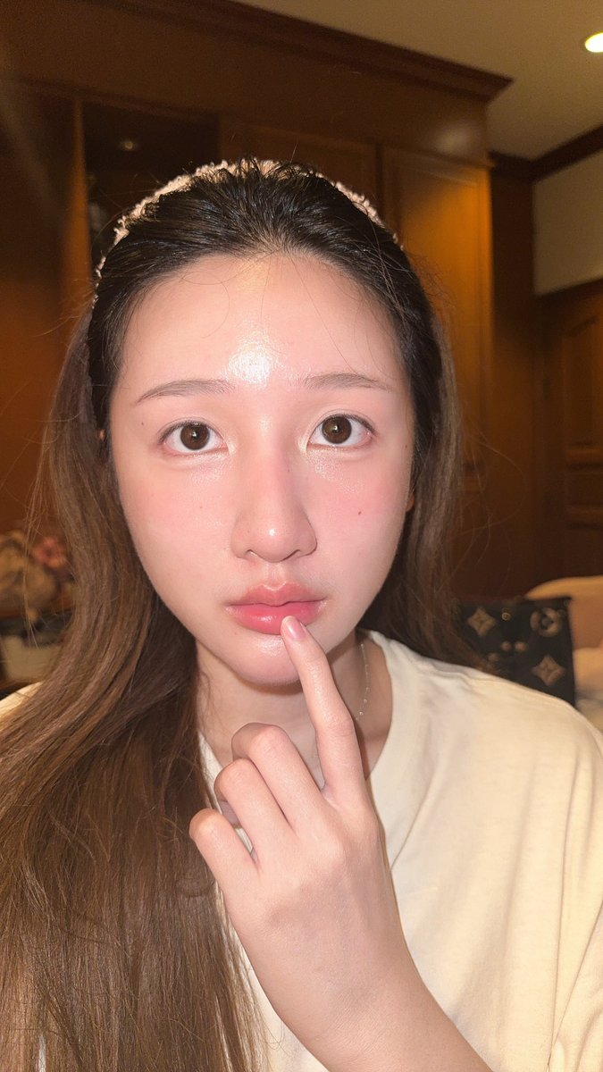 นี่คือดอลลี่อายที่ออกกำลังกายมา 2 ชั่วโมง เหงื่อไหลเป็นสายเข้าตาเข้าปาก ขยี้ตาไปสิบรอบ นั่งกินข้าวต่ออีกสองชั่วโมง แต่ดอลลี่อายยังติดทน ไม่เป็นคราบ ไม่เป็นเส้น ไม่ตกร่อง เหมือนเพิ่งแต่งเสร็จเมื่อกี้ ยกให้ดอลลี่อายของ etude แม่งคือที่สุดละ แบบโนสปอนเลยนะ ชอบกว่า bbia