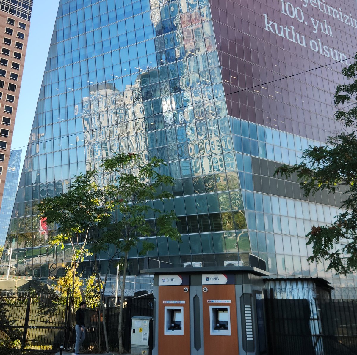 Artık bu binanın altında atm arayabilirsiniz