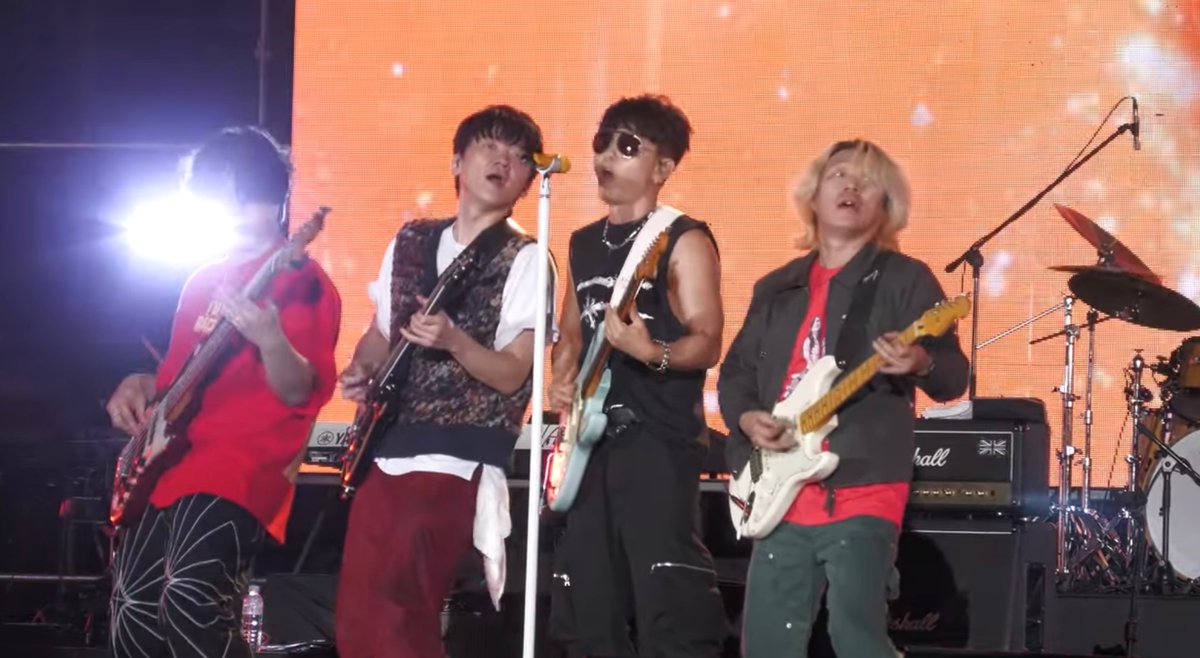 내가씹덕이아니라이사람들이먼저낭만밴드짓을했다고요.................................내가이걸어뜨케실시간으로본거지...
( 내가 찍은거 아니라 영상 올려주신 분... 유튜브 영상으로 다시 보면서 캡쳐 한거임 )