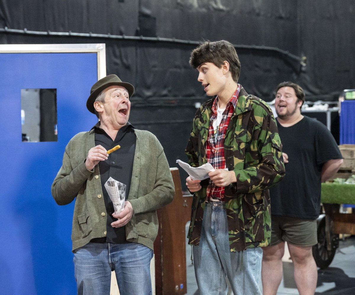 OFAHMusical's tweet image. Bonjour plonkers! #OFAHMusical rehearsals are in full swing! Here’s your first look at our PUKKA cast in action! 🍻

Sound cushty? Book now at onlyfoolsonstage.com 🚖