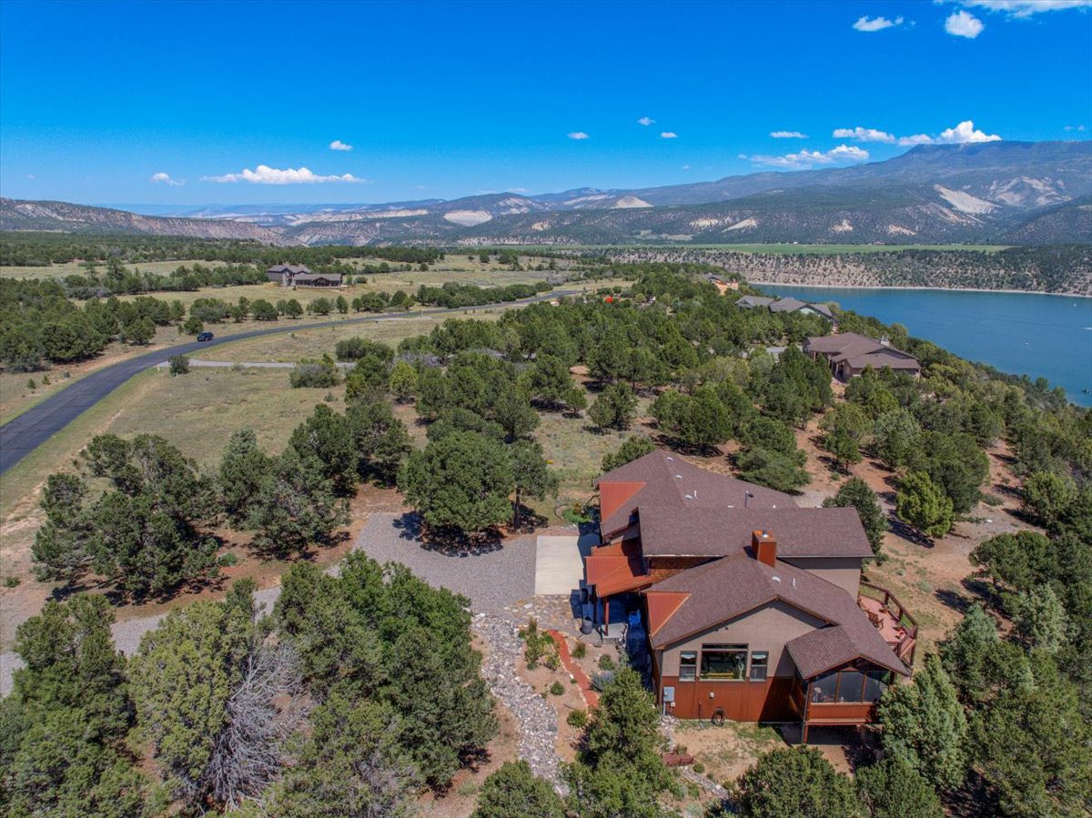 JustinCORealtor's tweet photo. Welcome to 533 Waterview Lane, a breathtaking custom-built home nestled in Log Hill of Ridgway, Colorado. This one-of-a-kind property offers
unparalleled views of the majestic mountains from your house and the serene Ridgway Reservoir from your backyard https://t.co/oalpj6qVYM
