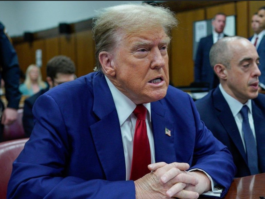 Lara reads banned books in Florida📚🇺🇸 tweet media