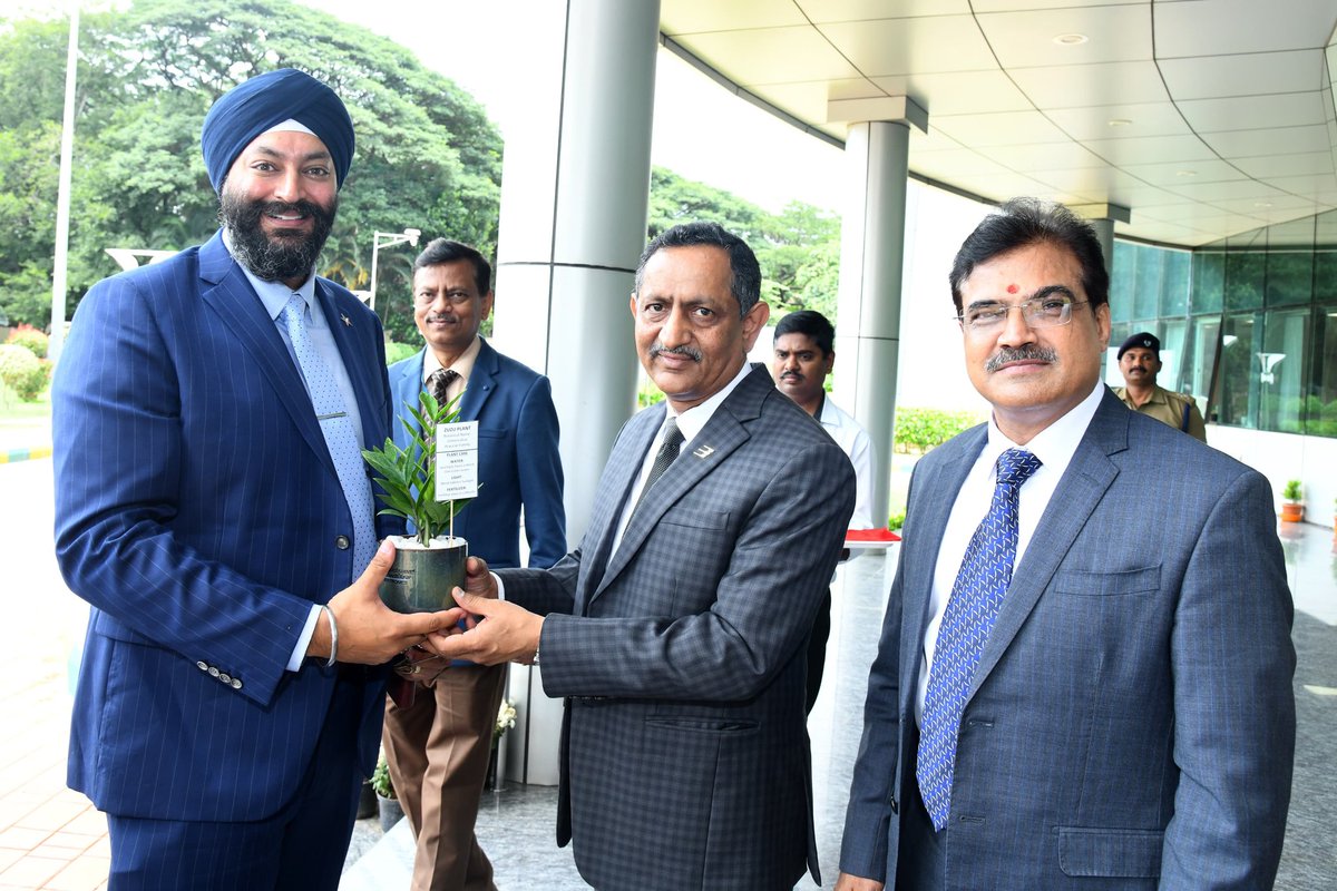 BEL_CorpCom's tweet photo. They were received by Mr Suresh Kumar KV,  Director (Marketing), and Mr Rajnish Sharma, Director ( BG Complex). #SelectUSA #USCSIndia @DefenceMinIndia @ https://t.co/Vbv1g45EAz