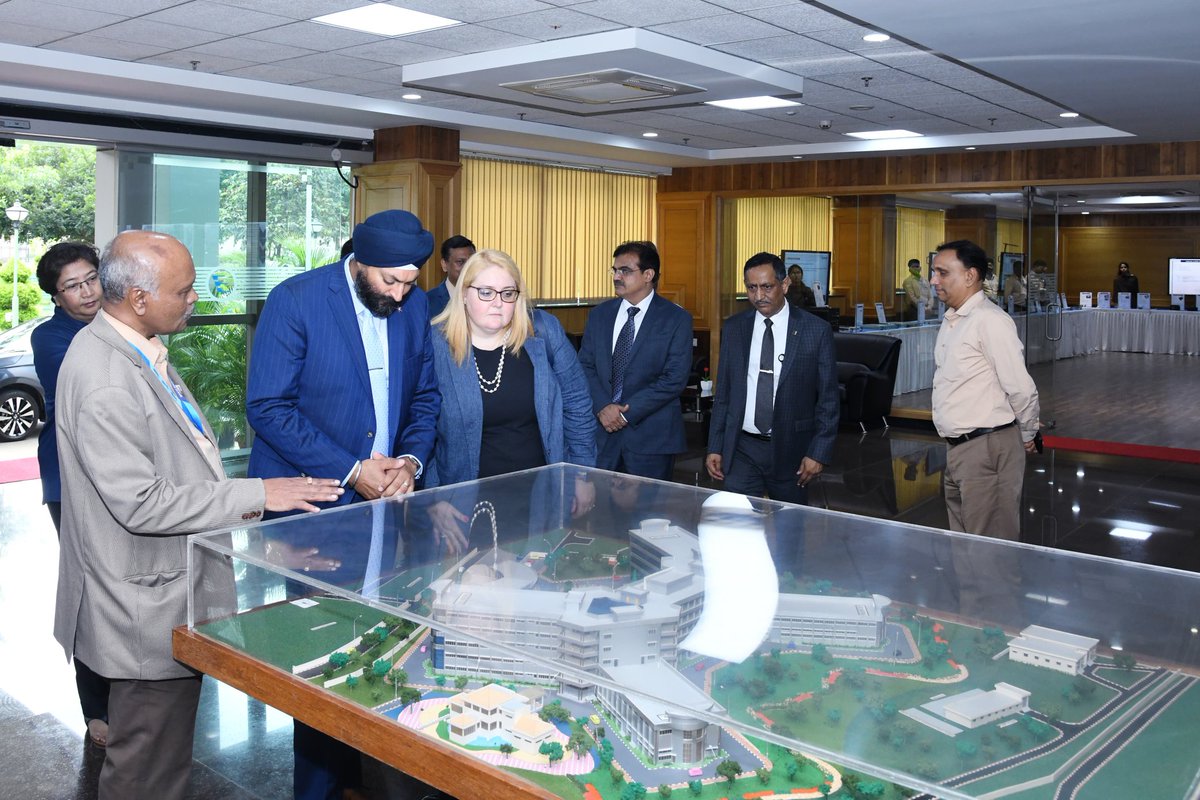 BEL_CorpCom's tweet photo. They were received by Mr Suresh Kumar KV,  Director (Marketing), and Mr Rajnish Sharma, Director ( BG Complex). #SelectUSA #USCSIndia @DefenceMinIndia @ https://t.co/Vbv1g45EAz