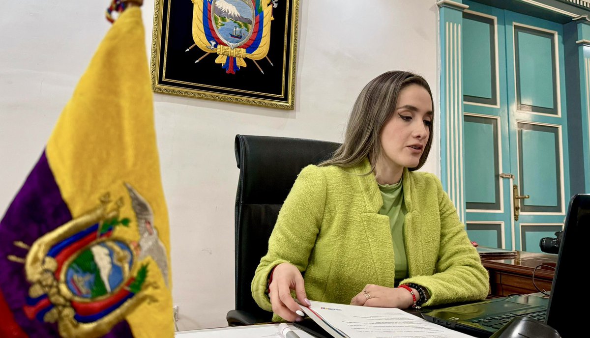 📻🎙️ #Entrevista | #RadioPucará 
<a href="/AlexandraMJaraM/">Alexandra Jara</a>, gobernadora, informa los acciones desde la #GoberLoja en la provincia. 

💬 “El Gobierno da respuestas concretas en seguridad. La #IntendenciaDePolicía, ejecutó 901 operativos, con especial atención en las festividades de Loja".