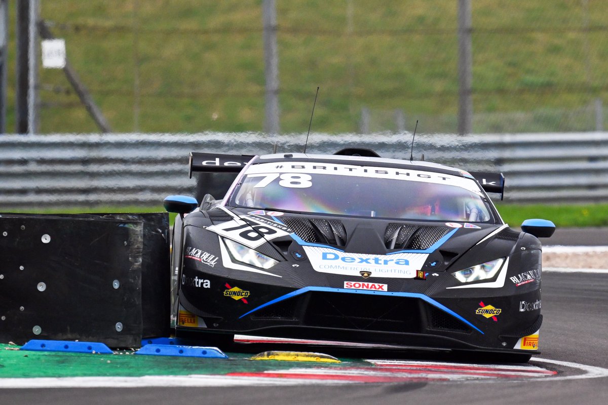 BarwellMotorSpt's tweet image. What a whirlwind of a weekend that was!

☑️ Pole position
☑️ Race win
☑️ GT3 Teams’ title secured
☑️ On the verge of the Drivers’ crown too…

Catch up on all the action from the penultimate British GT Championship race of the year in our report. 

🔗 barwellmotorsport.co.uk