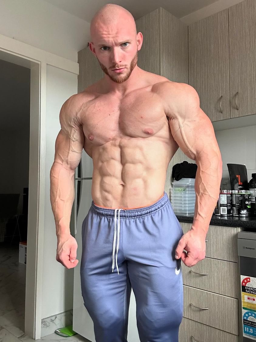 Deleting after 24hrs🌶️ but whoever likes and flw will get free surprise in DM📷
