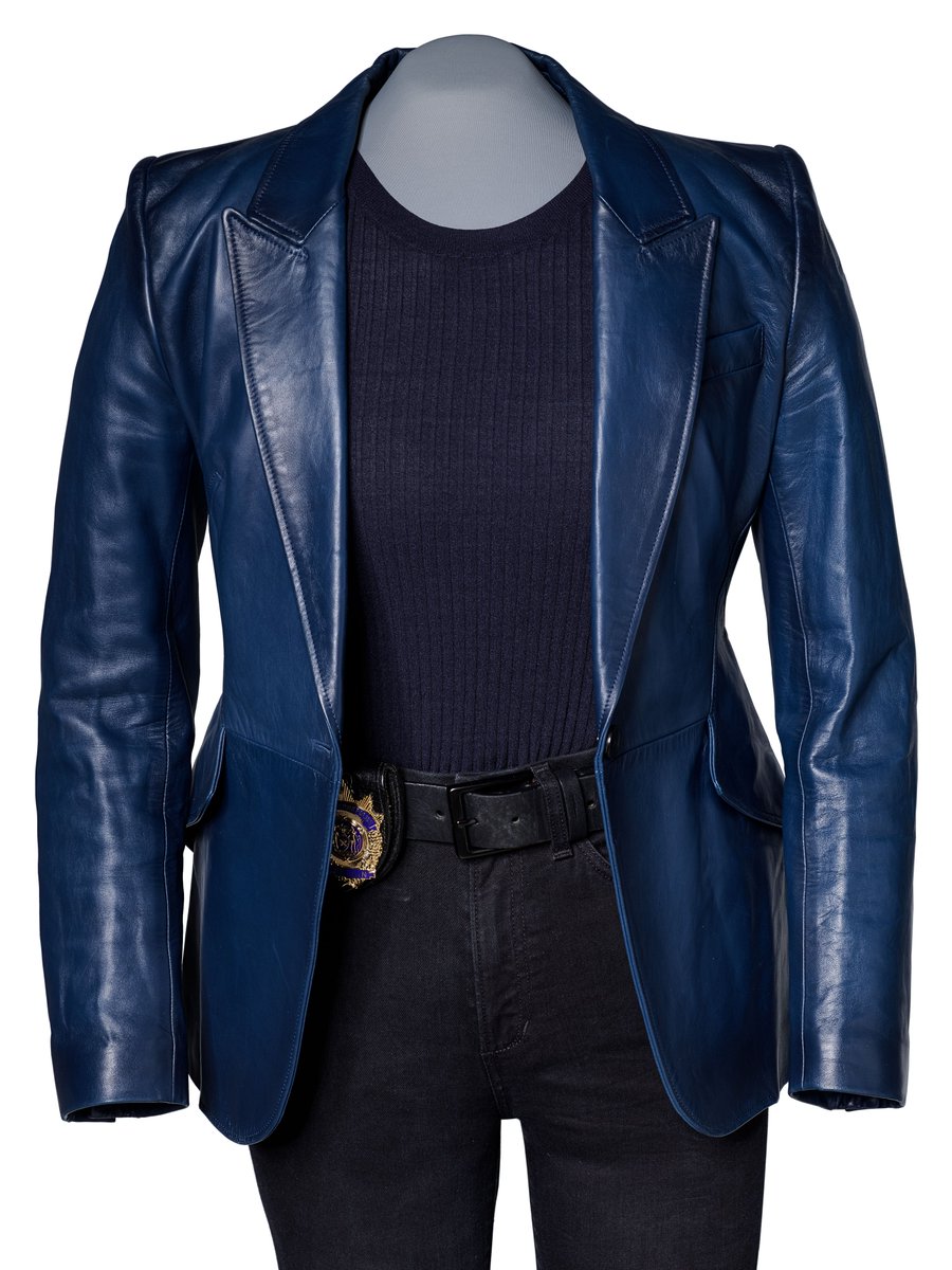 chrisharnick's tweet photo. The Smithsonian 🤝 Olivia Benson. 

A costume worn by Mariska Hargitay in Season 25 of #SVU will be on display at The Smithsonian’s National Museum of American History. https://t.co/WfELxeF2PW