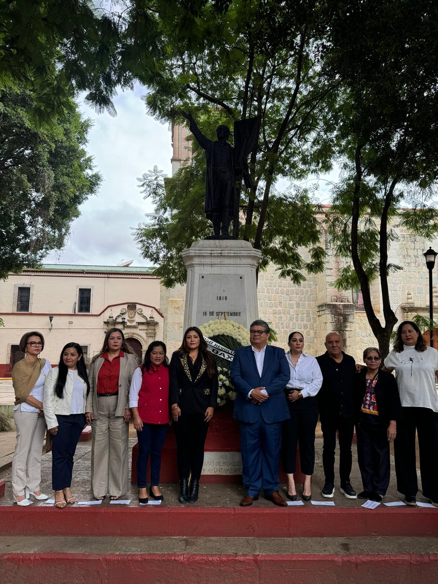lizconcha's tweet photo. En el marco de Septiembre, mes de la independencia de nuestro México 🇲🇽
El CDE realizamos una ofrenda floral con guardia de honor en el monumento de Don Miguel Hidalgo y Costilla, el padre de la patria.
#SecretariaGeneralPRIOax
#DiputadaLizConcha https://t.co/ydWboSnBKC