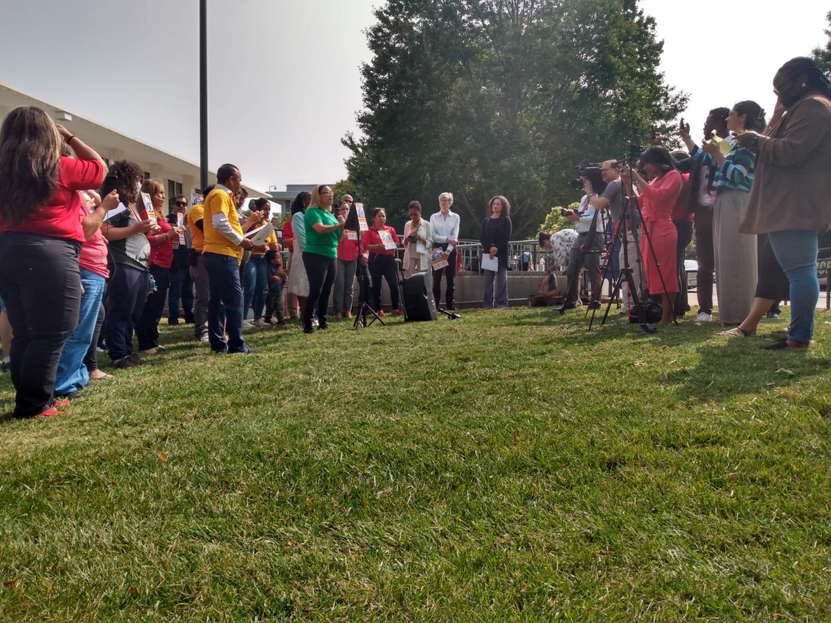 EnlaceLatinoNC's tweet photo. Postales de @enlacelatinonc durante la conferencia de prensa “STOP HB10” frente al edificio de la Asamblea General Legislativa de Carolina del Norte.

Los asistentes hicieron un llamado a los legisladores de NC y al gobernador Cooper para que veten el proyecto de ley HB10. https://t.co/VvxsPkKRzz