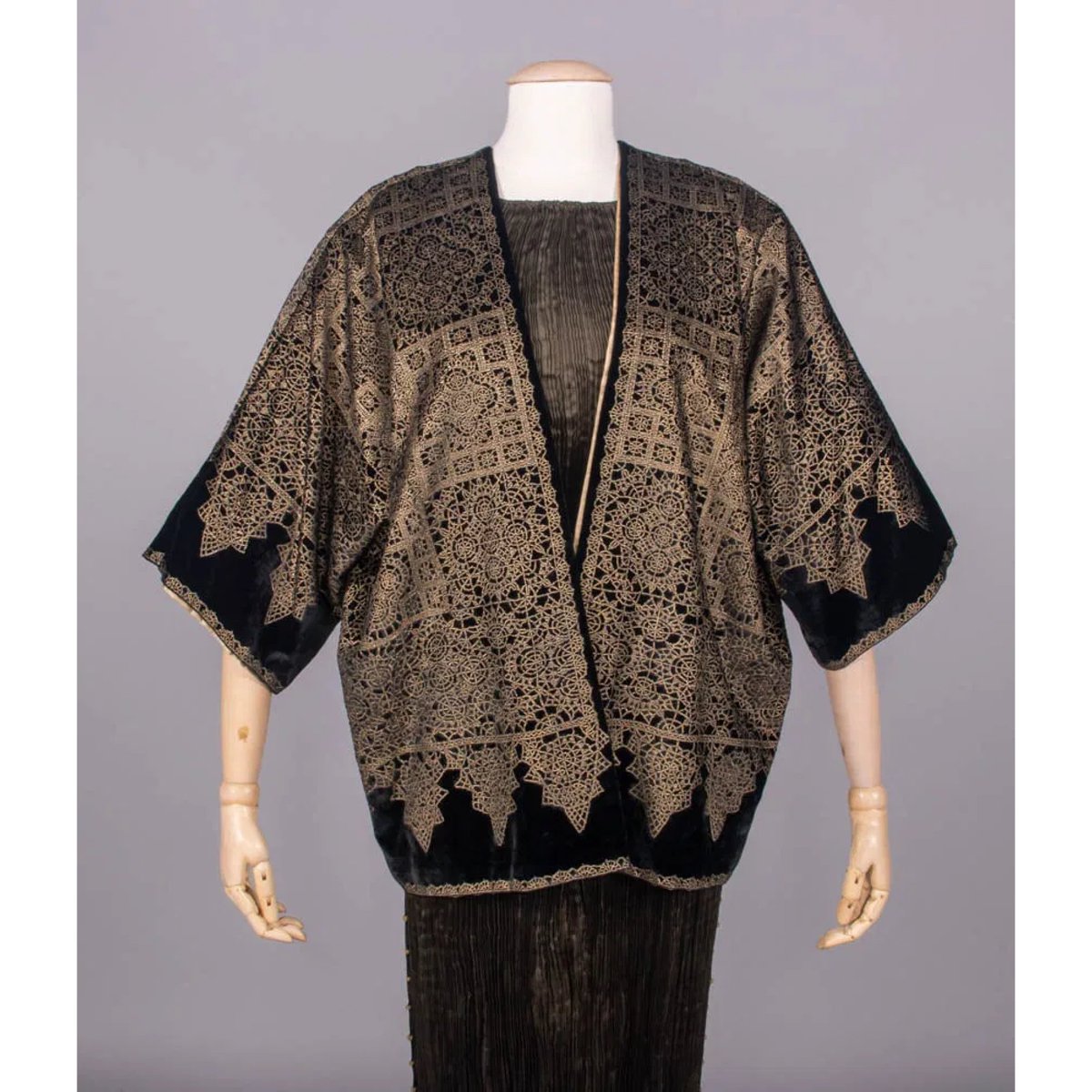 AuctionDaily_'s tweet photo. Fashion lovers, rejoice!
Augusta Auctions is hosting its End of Summer Elegance Sale on September 25th, featuring a curated collection of #vintage and #antique clothing.
Learn More - https://t.co/e1yCrX9AMj
Mark your calendars and Register now!
#auction #curatedcollection https://t.co/hmearNuxJl