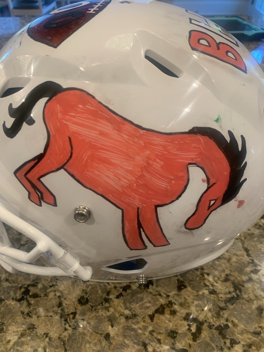 RekhaSRajan's tweet image. We love the arts! Jagan is putting the finishing touches on this helmet to support ⁦@barrington220⁩ ⁦@220Arts⁩ #SPART sports and visual arts! 

This helmet was generously supported by Village Cycle Sport 🚲🎨🖌️

#football #artist