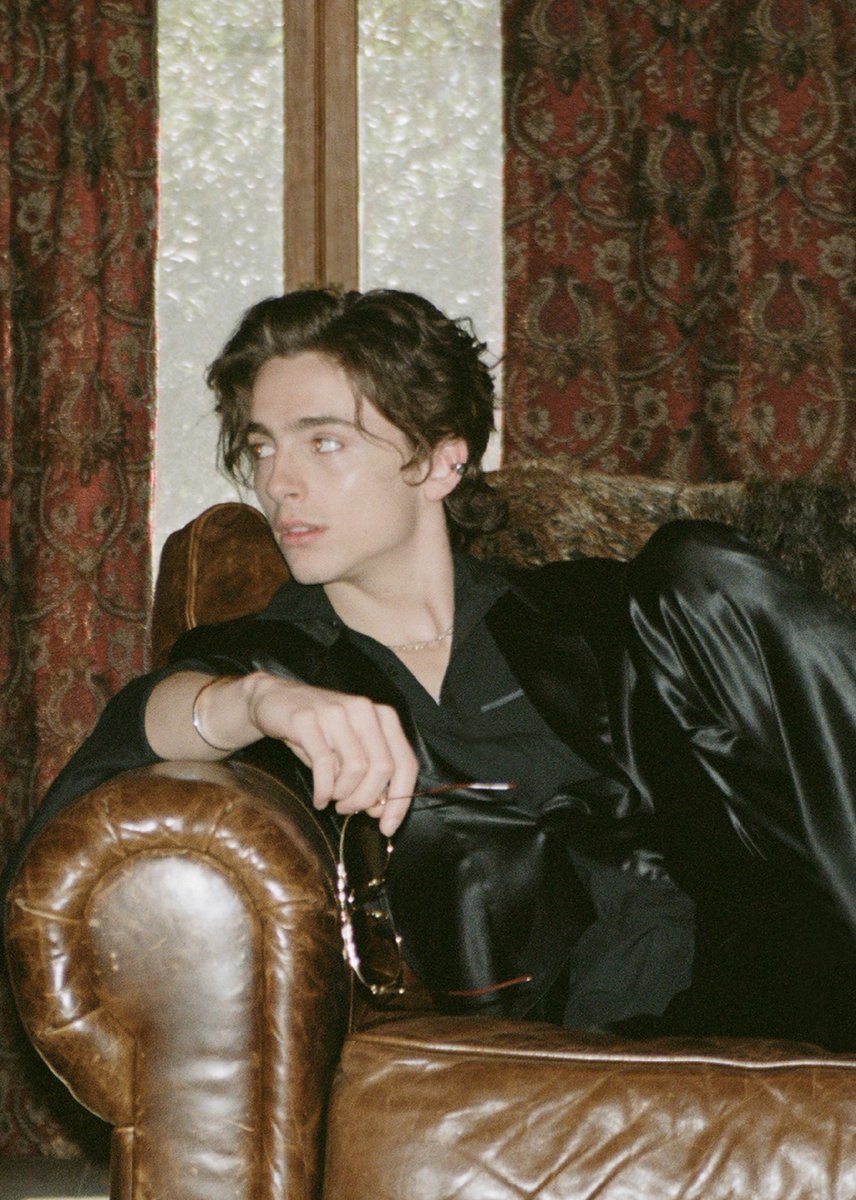 SassyNightFang's tweet image. 🎨 Visiting underground art galleries
🍷 Sipping wine in hidden rooftop bars
💃 Dancing to house music in exclusive clubs
🖋️ Writing poetry in dim-lit cafés
🛋️ Vintage furniture hunting in SoHo
🎭 Attending avant-garde theater performances
🌿 Central Park people-watching