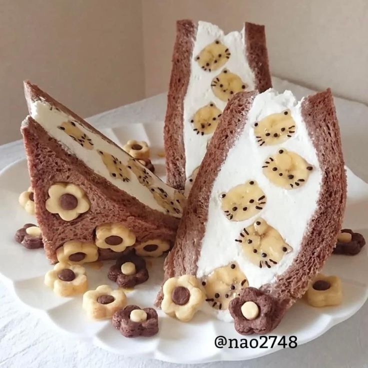 daily_dolce's tweet photo. Fruit cat sandwiches made by nao2748 https://t.co/R6dTF1AKT8