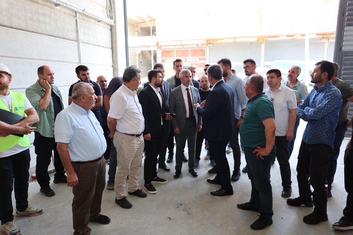 TCkahramanmaras's tweet photo. Valimiz Mükerrem Ünlüer, Kahramanmaraş Milletvekili Ömer Oruç Bilal Debgici ve Sanayi ve Teknoloji İl Müdürü Kadir Uysal ile birlikte şehrimizde yeni inşa edilen ve inşası devam eden sanayi alanlarında faaliyet yürüten esnaflarımız ile bir araya geldi. 

Ziyarette, esnaflarımızla bir süre hasbihal eden Vali Ünlüer ve Milletvekili Debgici, sanayi alanlarının genel durumu ve yaşanılan sorunlar ile ilgili bilgiler alarak esnafların talepleri dinledi.