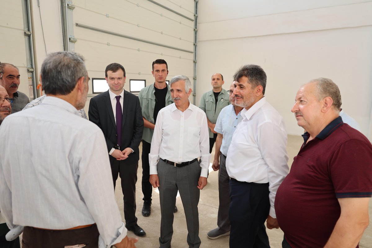 TCkahramanmaras's tweet photo. Valimiz Mükerrem Ünlüer, Kahramanmaraş Milletvekili Ömer Oruç Bilal Debgici ve Sanayi ve Teknoloji İl Müdürü Kadir Uysal ile birlikte şehrimizde yeni inşa edilen ve inşası devam eden sanayi alanlarında faaliyet yürüten esnaflarımız ile bir araya geldi. 

Ziyarette, esnaflarımızla bir süre hasbihal eden Vali Ünlüer ve Milletvekili Debgici, sanayi alanlarının genel durumu ve yaşanılan sorunlar ile ilgili bilgiler alarak esnafların talepleri dinledi.