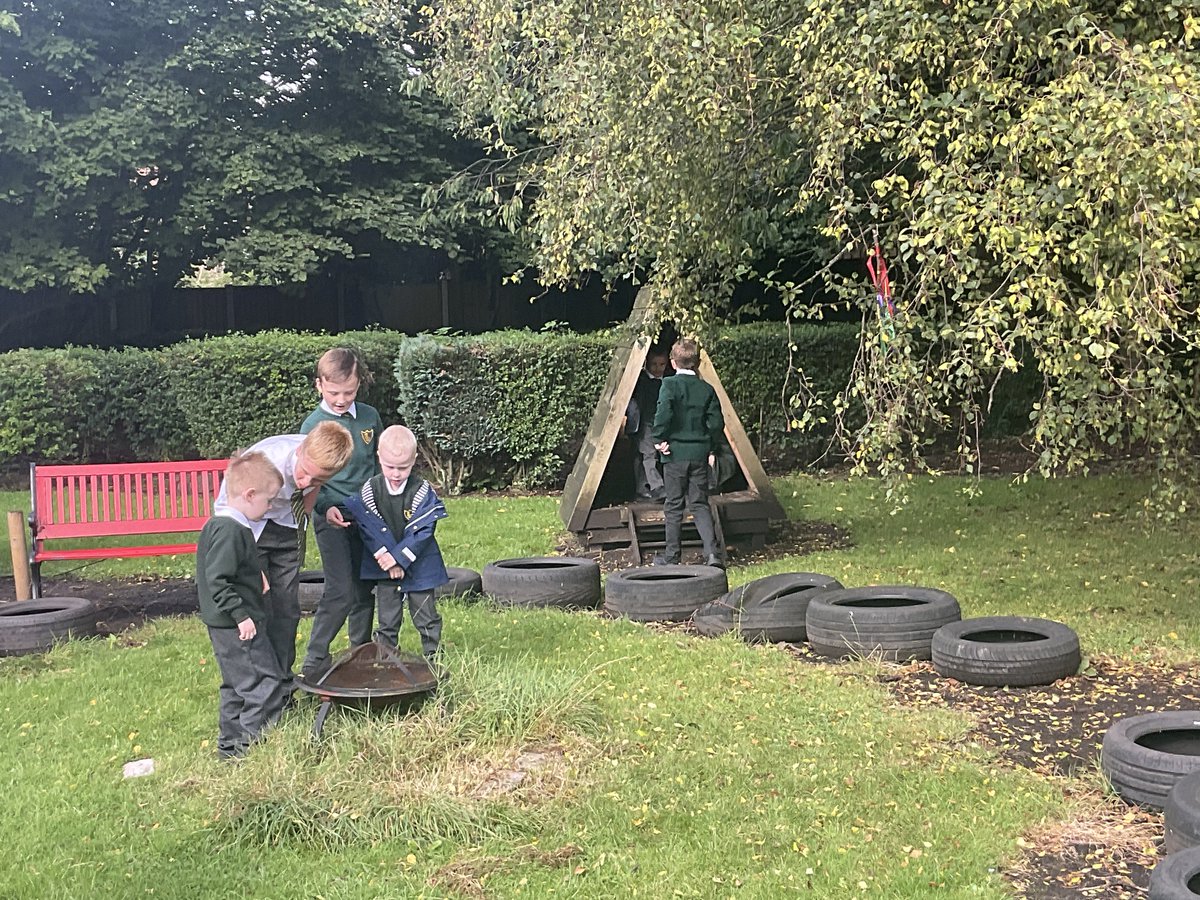 Year 5 Gardeners loved meeting their new ‘Seedlings’ from <a href="/ecclaneendsyr/">@ecclaneendsYR</a> this morning. As you can see, some gardeners got the run around :) #DontLeafMeBehind