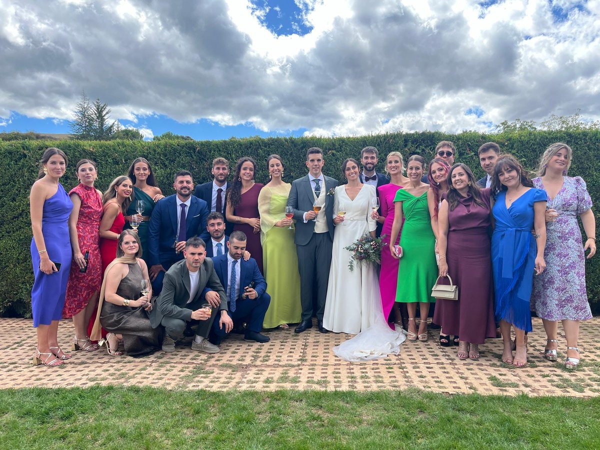 ondacerolarioja's tweet photo. 💐La boda del año en Bezares
📸La primera boda que celebra la localidad riojana de Bezares desde 1965
El empeño de los novios, Alodia y Sergio, de celebrar su boda en su pueblo fue todo un éxito https://t.co/Z7jseTP505