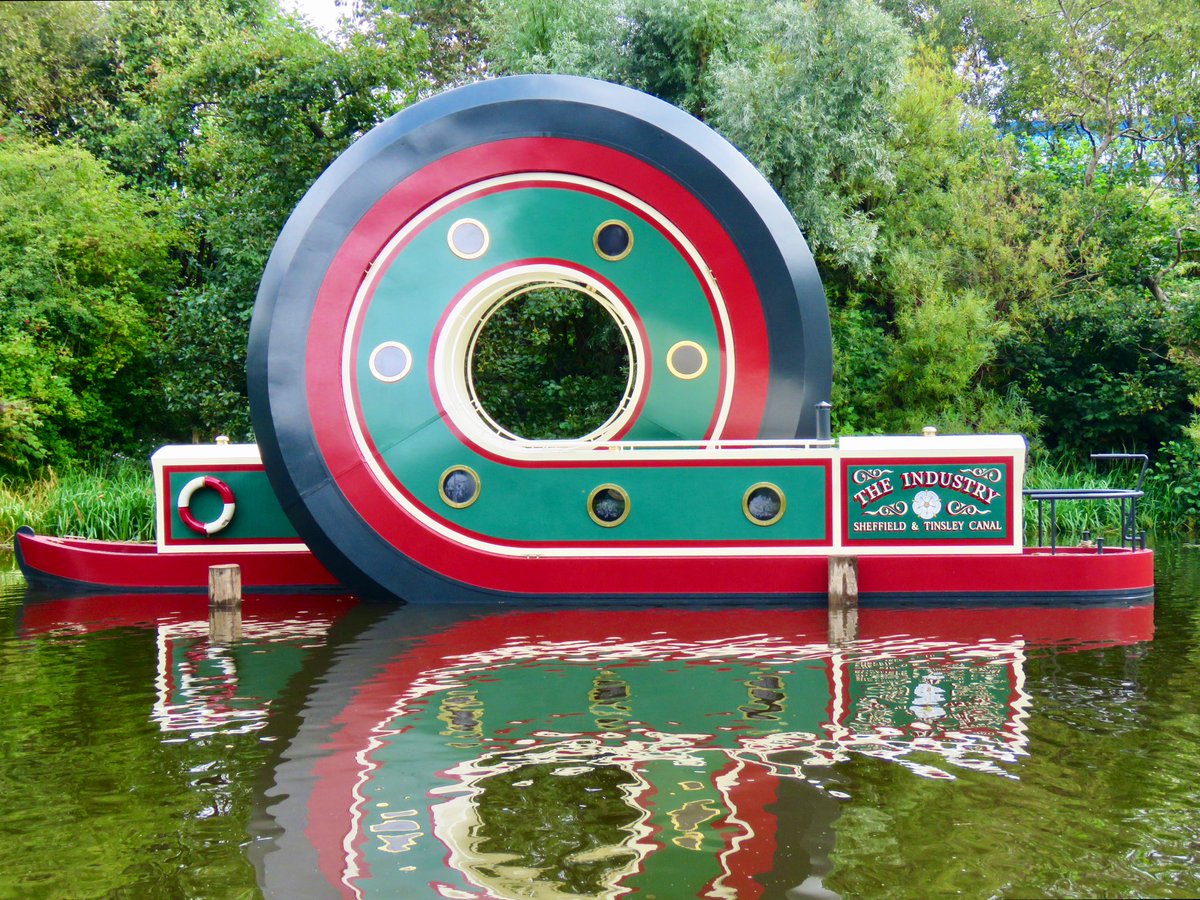 steelcitysnaps's tweet image. I love this new loop-the-loop sculpture on the canal! It was 
designed to celebrate Sheffield’s historic waterways and industrial heritage, and was created by Alex Chinneck who is well known for his warped sculptures!  @CanalRiverTrust @SheffCouncil #Sheffield