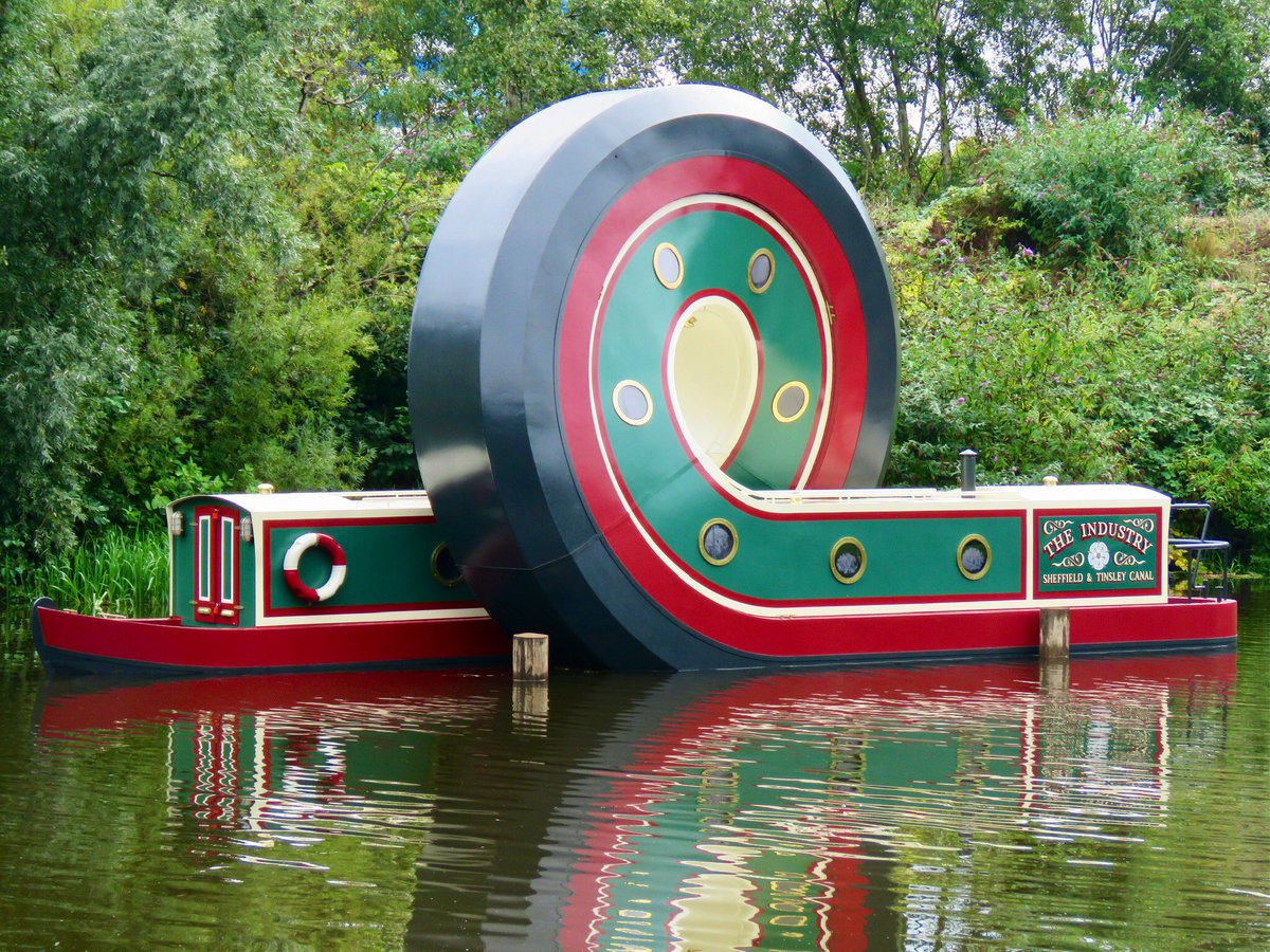 steelcitysnaps's tweet image. I love this new loop-the-loop sculpture on the canal! It was 
designed to celebrate Sheffield’s historic waterways and industrial heritage, and was created by Alex Chinneck who is well known for his warped sculptures!  @CanalRiverTrust @SheffCouncil #Sheffield