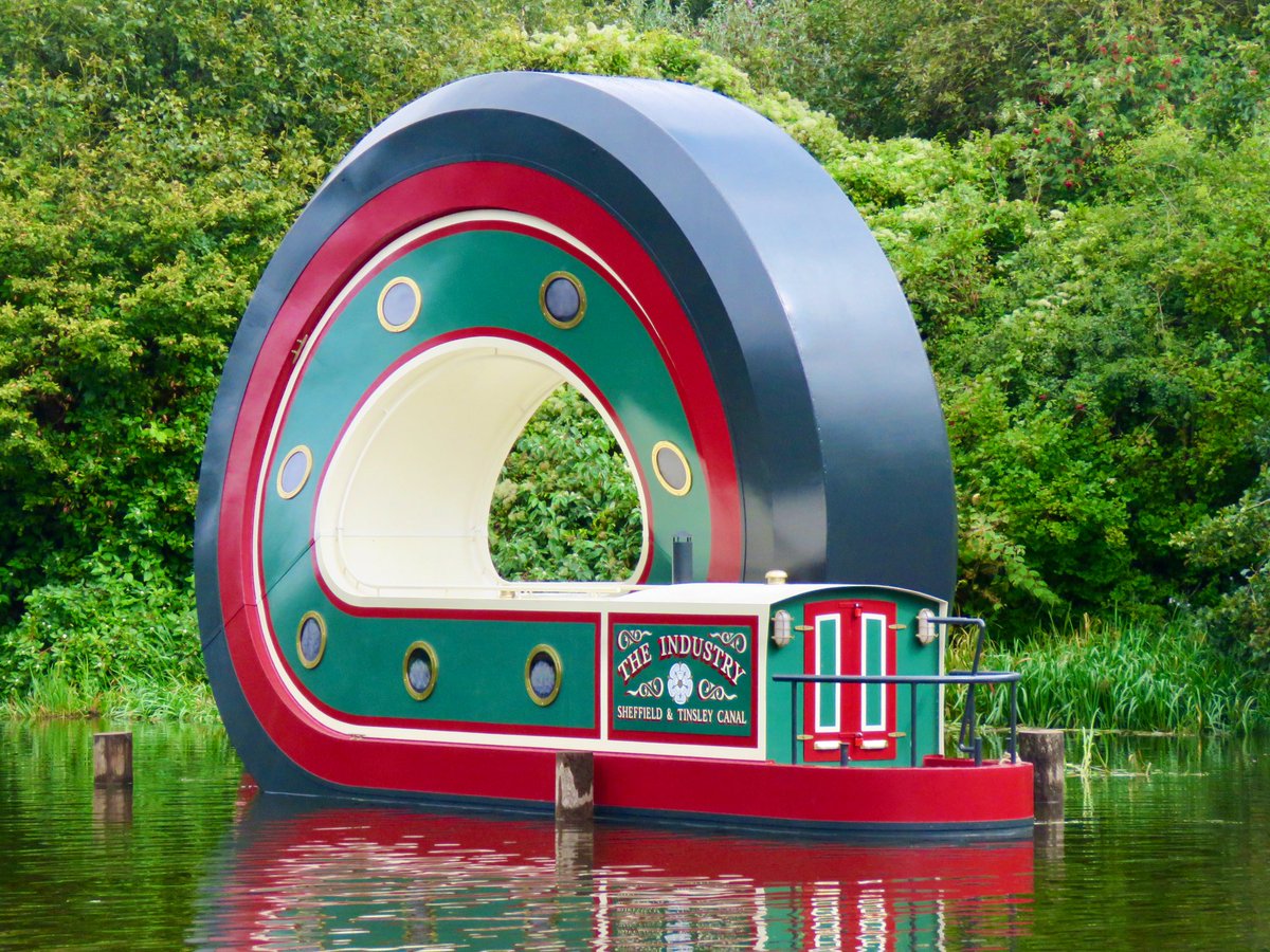 steelcitysnaps's tweet image. I love this new loop-the-loop sculpture on the canal! It was 
designed to celebrate Sheffield’s historic waterways and industrial heritage, and was created by Alex Chinneck who is well known for his warped sculptures!  @CanalRiverTrust @SheffCouncil #Sheffield