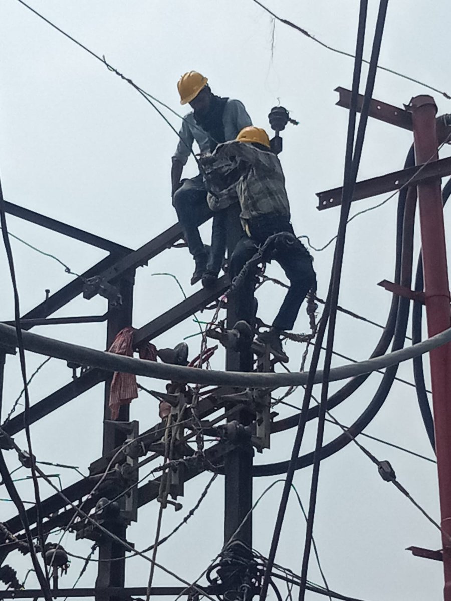 puvvnlchandauli's tweet image. जनपद चंदौली विद्युत वितरण खंड-द्विo,मुगलसराय में पड़ाव क्षेत्र के अंर्तगत विद्युत व्यवस्था को बेहतर बनाने के लिए  #XLPECable लगाने का कार्य किया गया जिससे उपभोक्ताओं को विद्युत् आपूर्ति सुचारू रूप से प्राप्त हो सके l 
@aksharmaBharat 
@EMofficeUP 
@UPPCLLKO 
@PuVVNLHQ