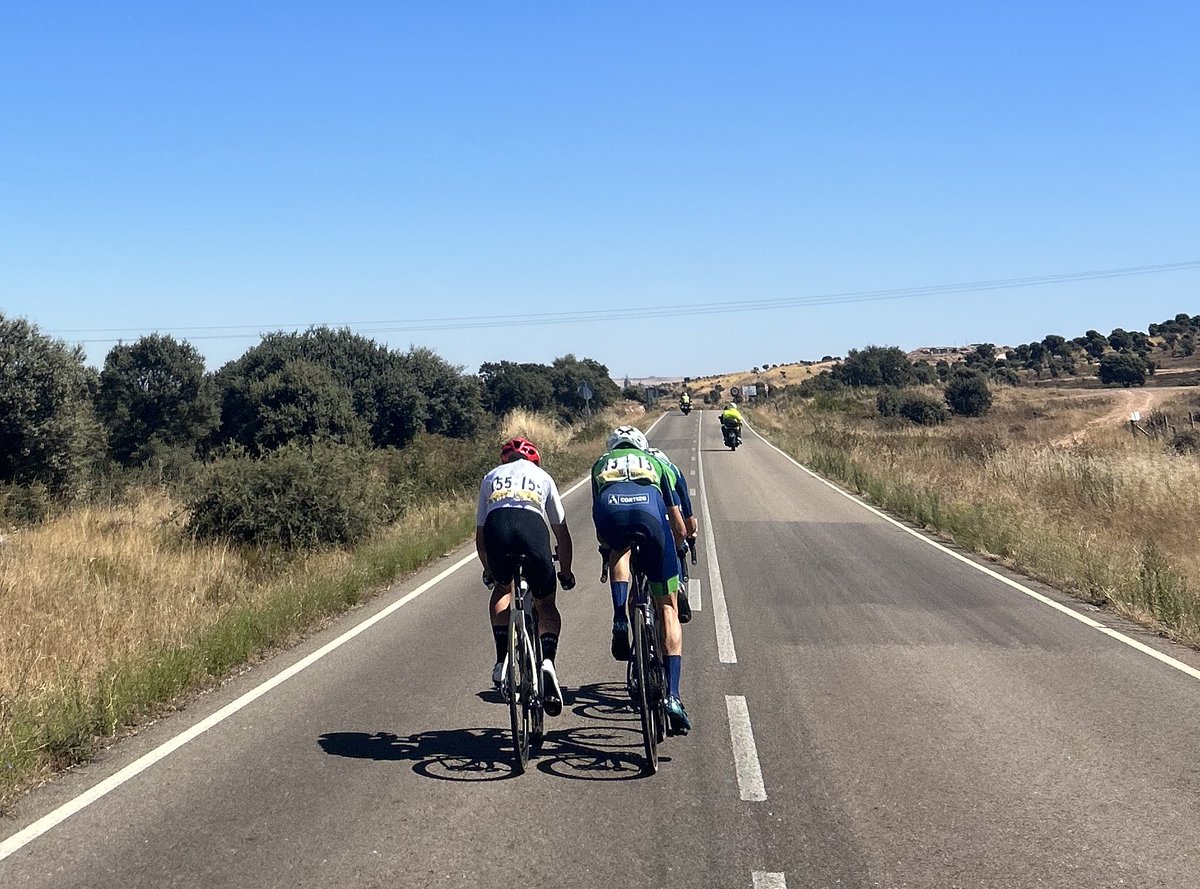 #52VueltaSalamanca 

A menos de 10 kilómetros pare el final, parece que el trio cabecero se jugará la victoria en la Plaza Mayor de Salamanca.