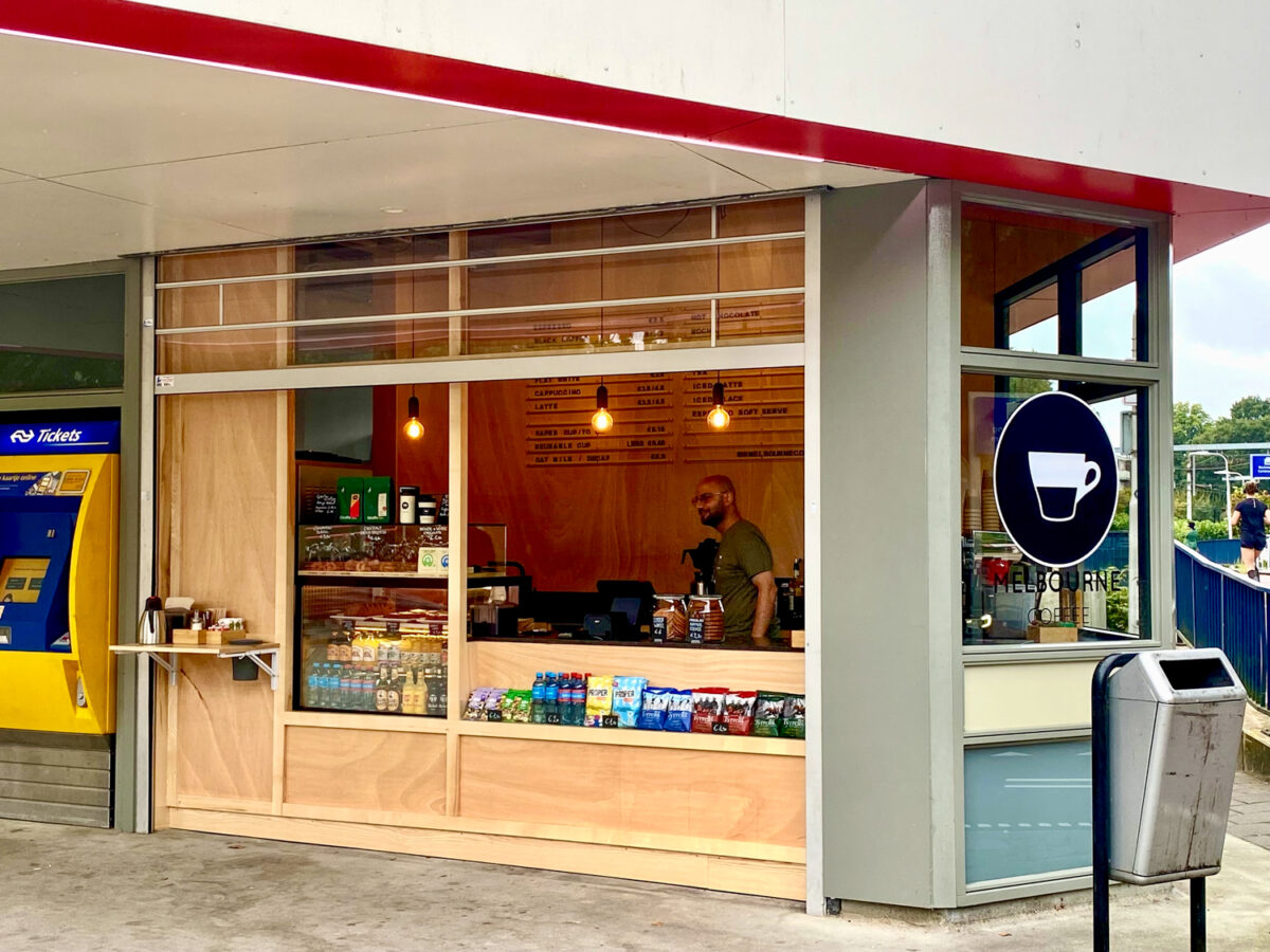 Nieuws013's tweet photo. Nieuwe koffiezaak opent op station Tilburg Universiteit https://t.co/w2kR7e2kUM https://t.co/SVyvvs3f24