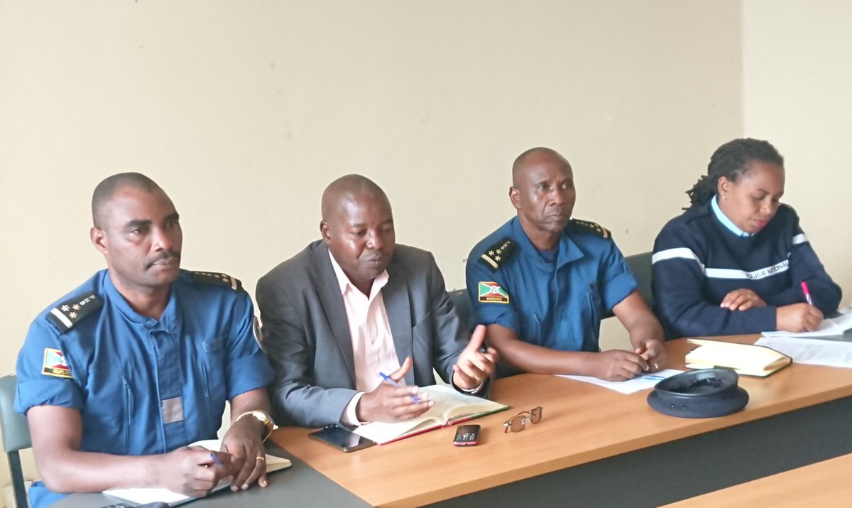 Niheza_Cane's tweet image. 🇧🇮En collaboration avec l'équipe du @MininterInfosBi et le commissaire provincial de la @Burundi_Police à Mwaro,le Chef de cabinet du Gouverneur de Mwaro'@CizaAthanase3 a procédé à l'ouverture d'une activité de sensibilisatº sur le recrutement des candidats policiers,
@NtareHouse