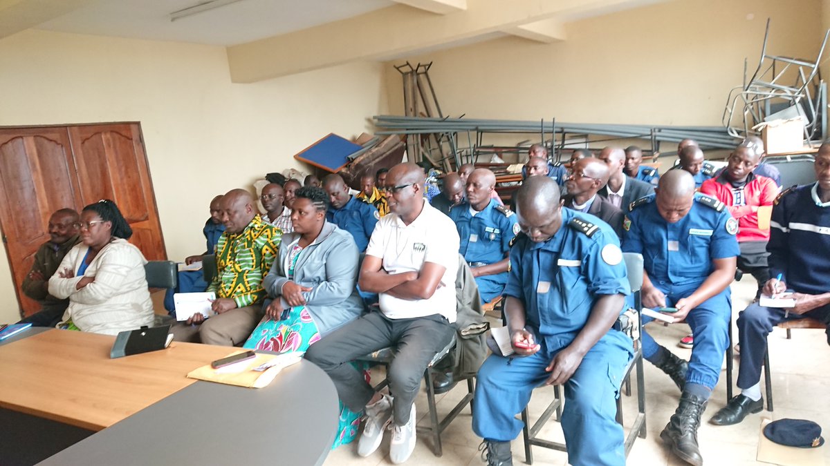 Niheza_Cane's tweet image. 🇧🇮En collaboration avec l'équipe du @MininterInfosBi et le commissaire provincial de la @Burundi_Police à Mwaro,le Chef de cabinet du Gouverneur de Mwaro'@CizaAthanase3 a procédé à l'ouverture d'une activité de sensibilisatº sur le recrutement des candidats policiers,
@NtareHouse