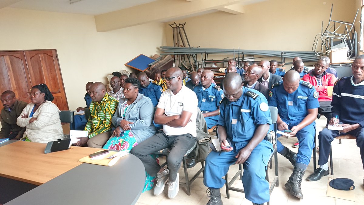 Niheza_Cane's tweet image. 🇧🇮En collaboration avec l'équipe du @MininterInfosBi et le commissaire provincial de la @Burundi_Police à Mwaro,le Chef de cabinet du Gouverneur de Mwaro'@CizaAthanase3 a procédé à l'ouverture d'une activité de sensibilisatº sur le recrutement des candidats policiers,
@NtareHouse