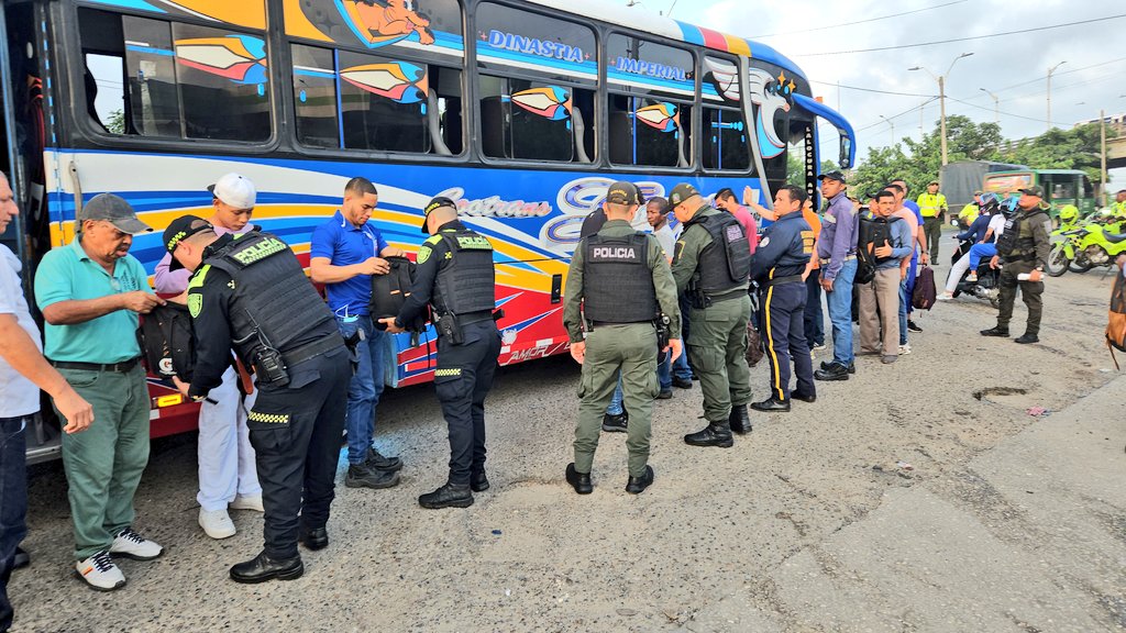 PoliciaBquilla's tweet photo. Seguimos trabajando por la seguridad de los ciudadanos de #Barranquilla y área metropolitana. Desde muy temprano llegamos a puntos estratégicos y con @GaulaPolicia, #Recar y los distintos grupos operativos garantizamos que conductores y pasajeros lleguen a sus destinos seguros. https://t.co/YpJIvMxSy2