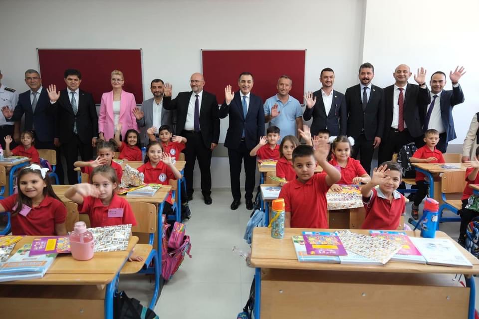 Tük Hava Kurumu Ortaokulu’nda düzenlenen programa katılarak, öğrencilerin yeni eğitim öğretim yılı mutluluklarına ortak oldu.
<a href="/tcmeb/">Millî Eğitim Bakanlığı</a> <a href="/Yusuf__Tekin/">Yusuf Tekin</a> <a href="/Burdurvalilik/">T.C. Burdur Valiliği</a> <a href="/valiturkeroksuz/">Dr. Türker Öksüz</a> <a href="/Muhammed0744/">Muhammed ÖZDEMİRCİ</a>