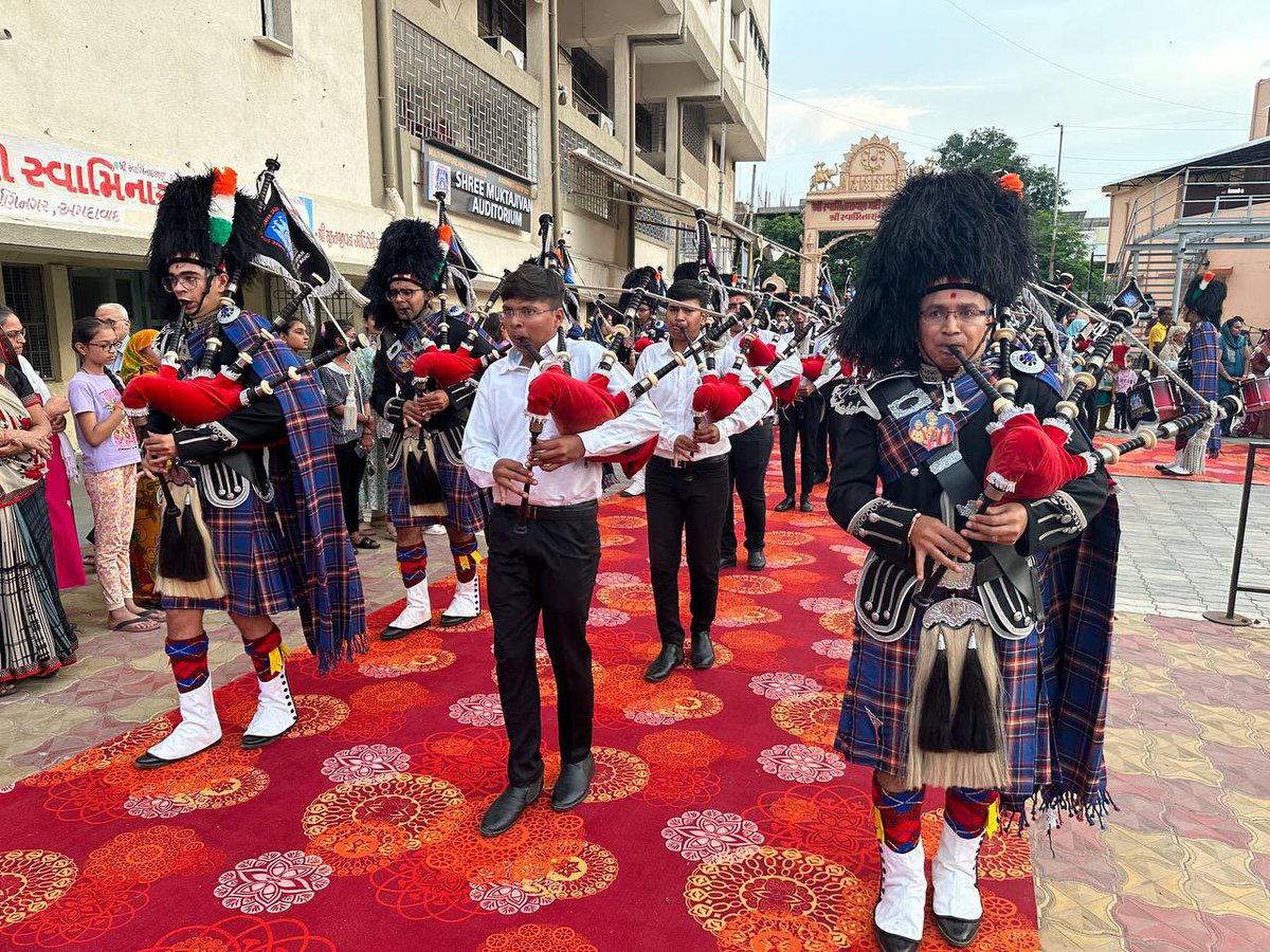 smspbIndia's tweet photo. #GnanMahodadhi #AcharyaSwamijiMaharaj is ceremoniously welcomed back to Maninagar Mandir by Shree Muktajeevan Swamibapa Pipe Band  as He returns to India after completing His UK and North America Vicharan 2024, fulfilling the wishes of His disciples worldwide. #smspbindia https://t.co/gt6eZnVQRr