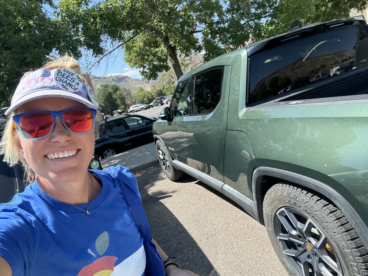carolinebray82's tweet photo. Wonderful finding all these evs on the ROAD!! Thank you ev owner (from Sat Sept 7, 24) 4 more photos coming!

#thankyouevowner #evthankyou more to come!! #tesla #rivian #kia #VW #nissan #chevy #hyundia #toyta #golden #satrudayingolden #walk #goodforplanet #ipassgas #passgas https://t.co/XcHtyDx1q2